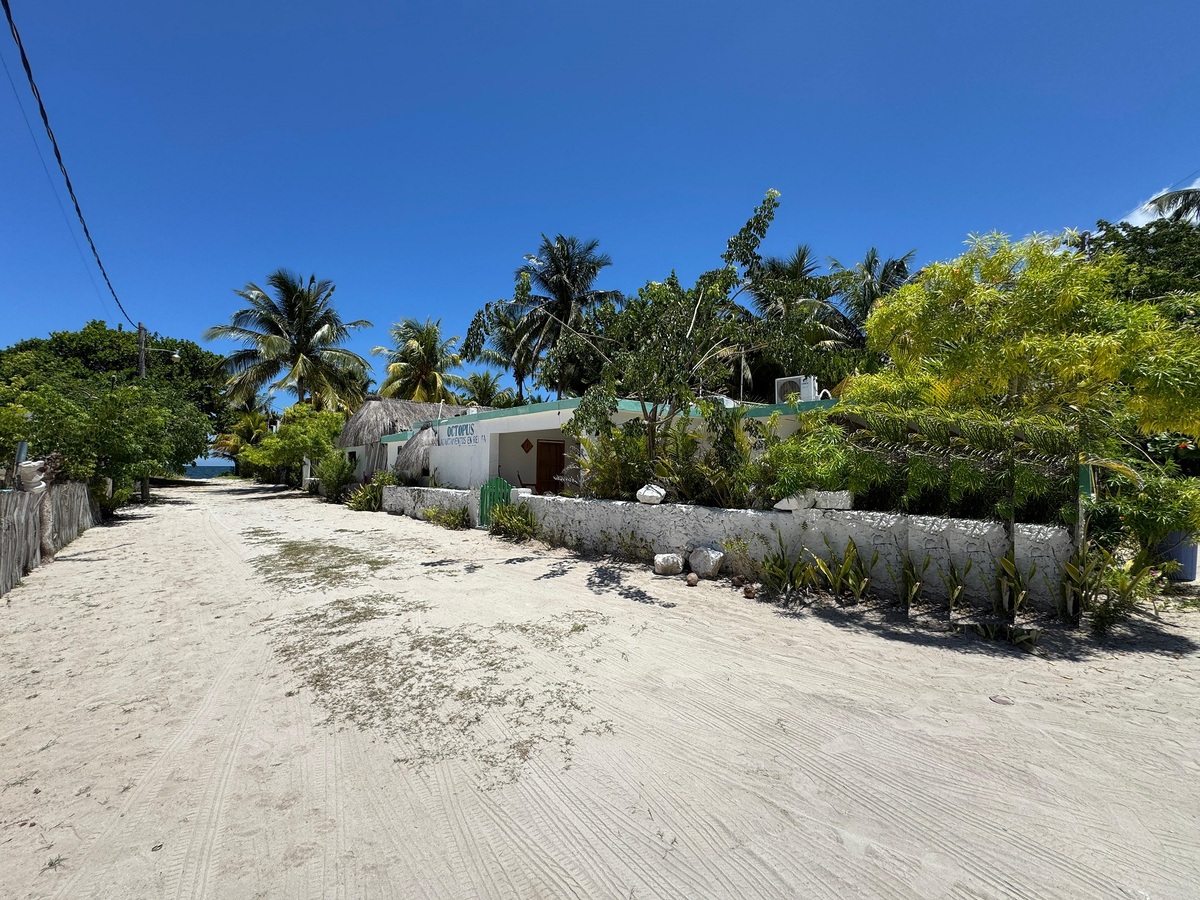 1 de 19: Fachada principal a una cuadra del mar