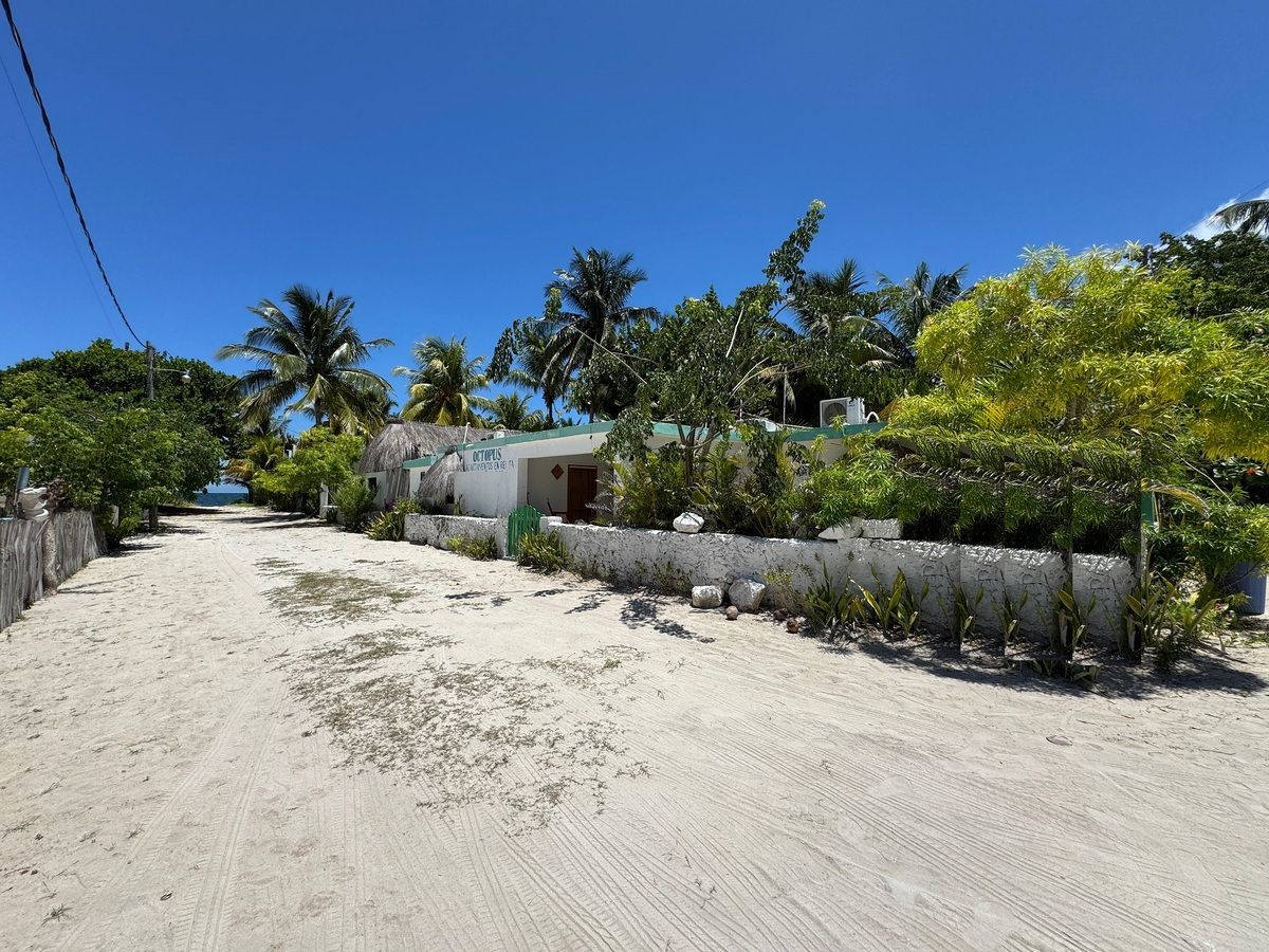 18 of 19: Fachada principal a una cuadra del mar