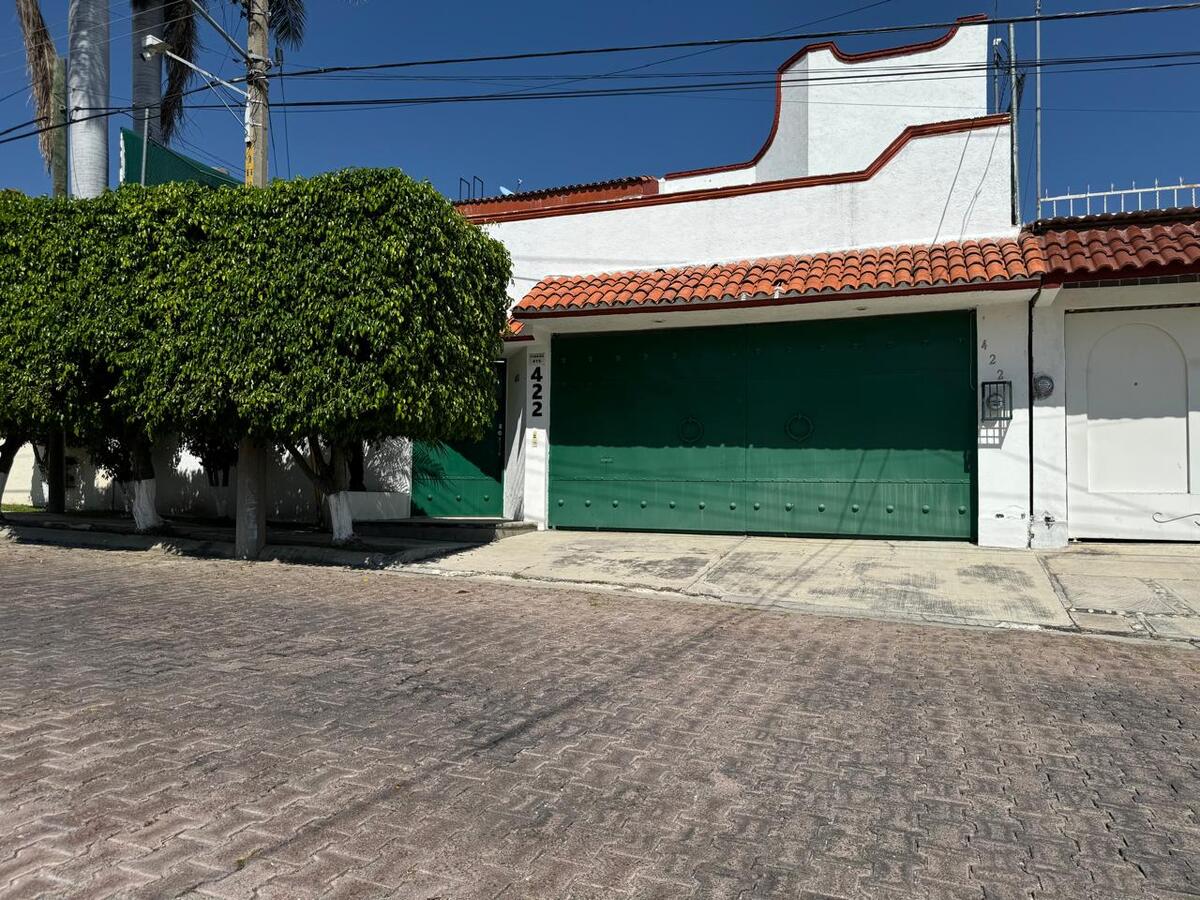 1 of 43: Fachada