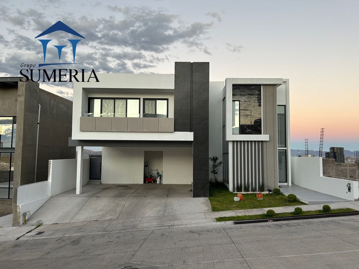 Increíble Casa en Venta en Paseo de las Lomas, Recámara en Planta Baja, Sótano y