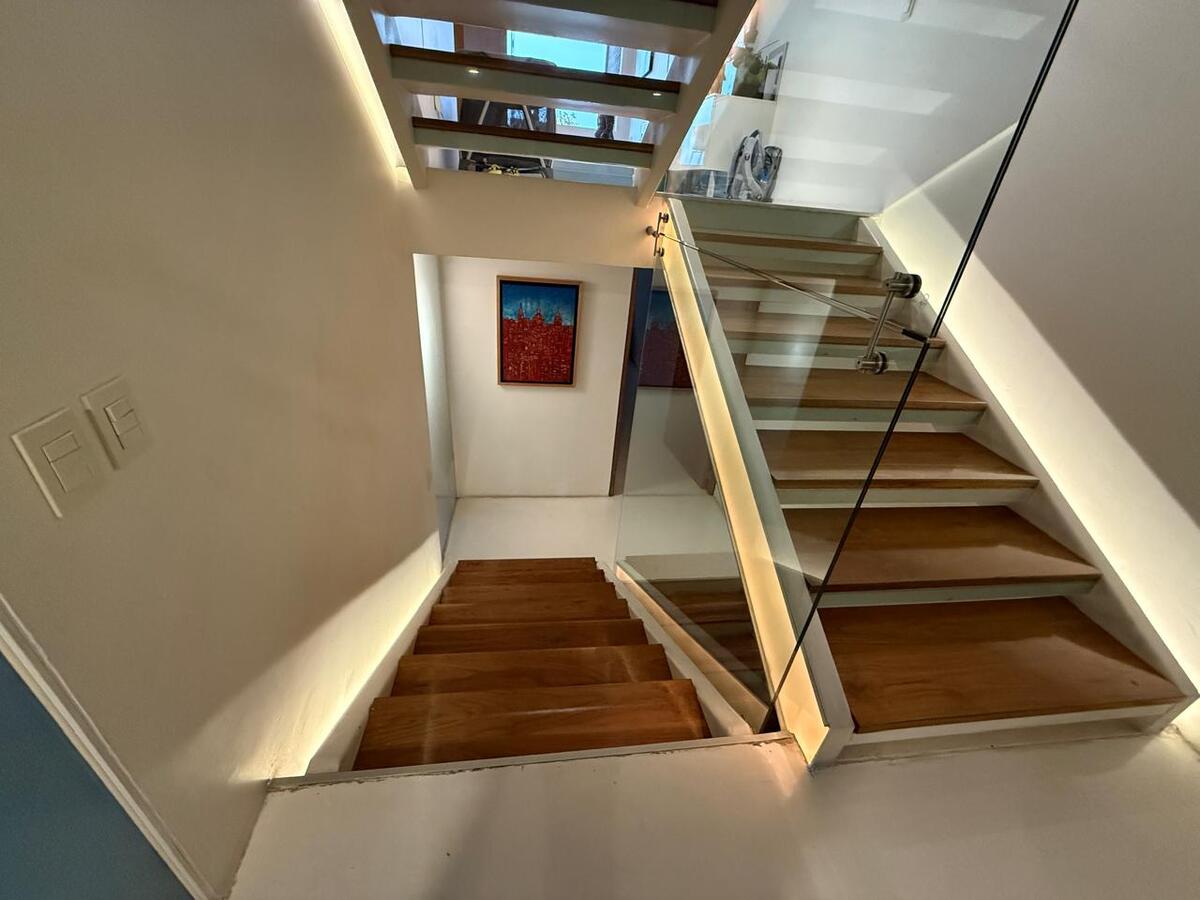 12 of 23: escalera