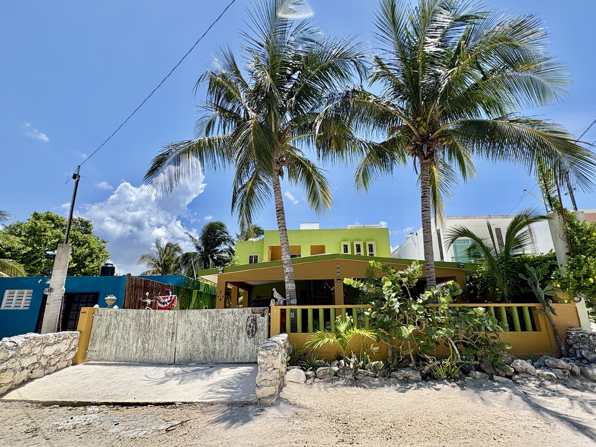 1 of 36: Vista desde la calle