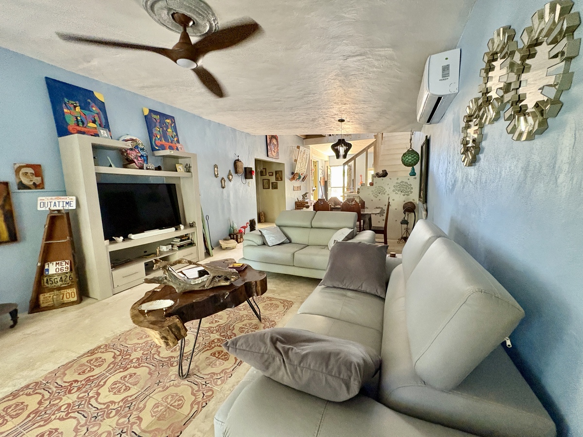 4 of 36: Sala con TV y clima