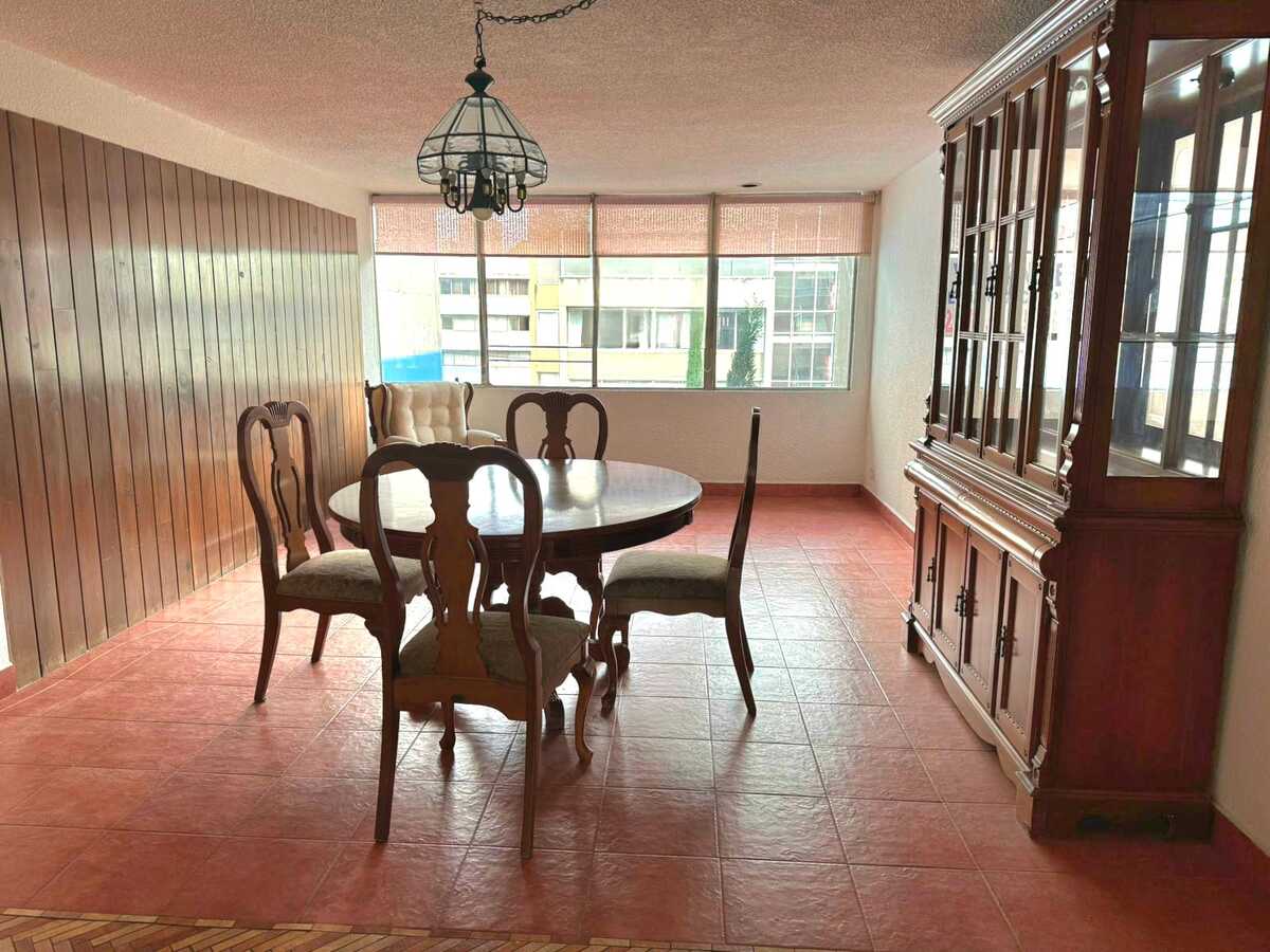 1 de 19: Sala comedor con amplia ventana