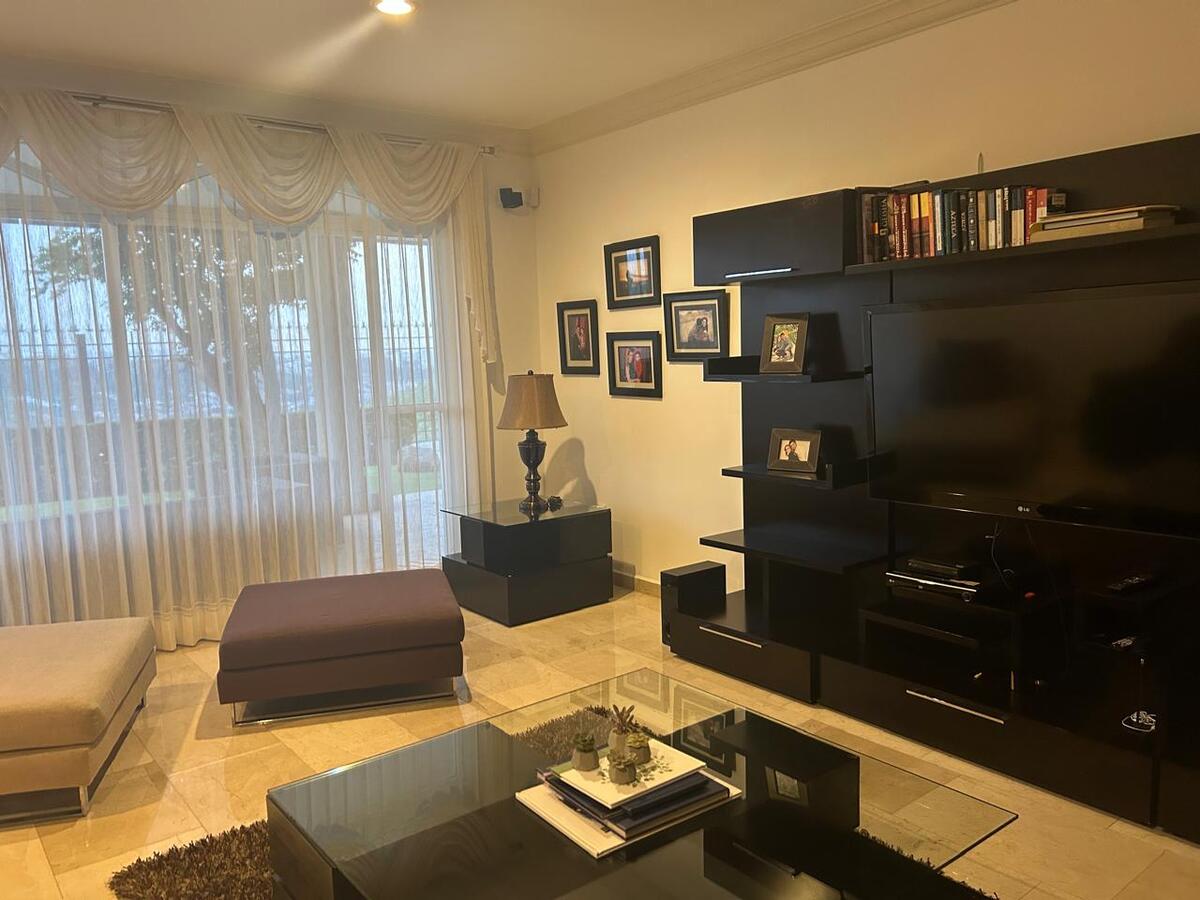 13 of 39: FAMILY ROOM