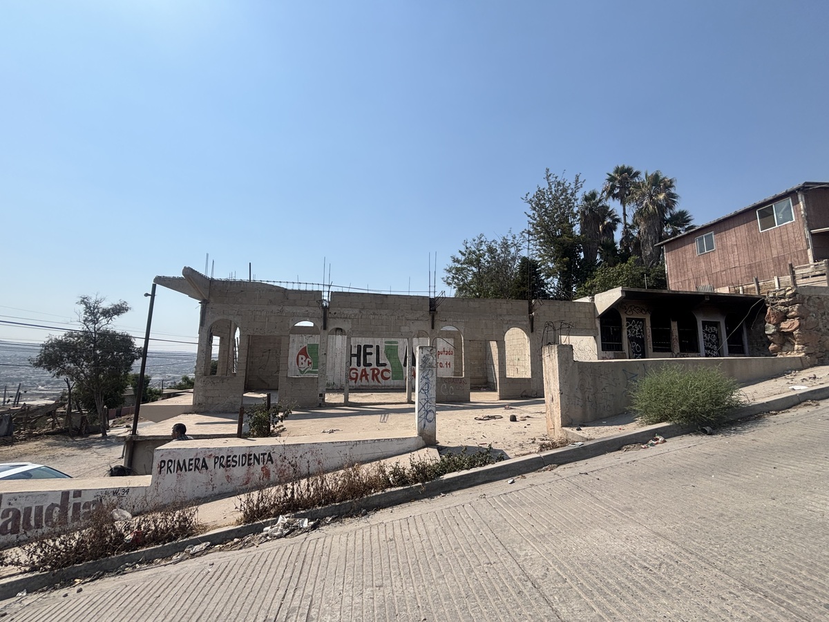 2 de 32: Esquina comercial