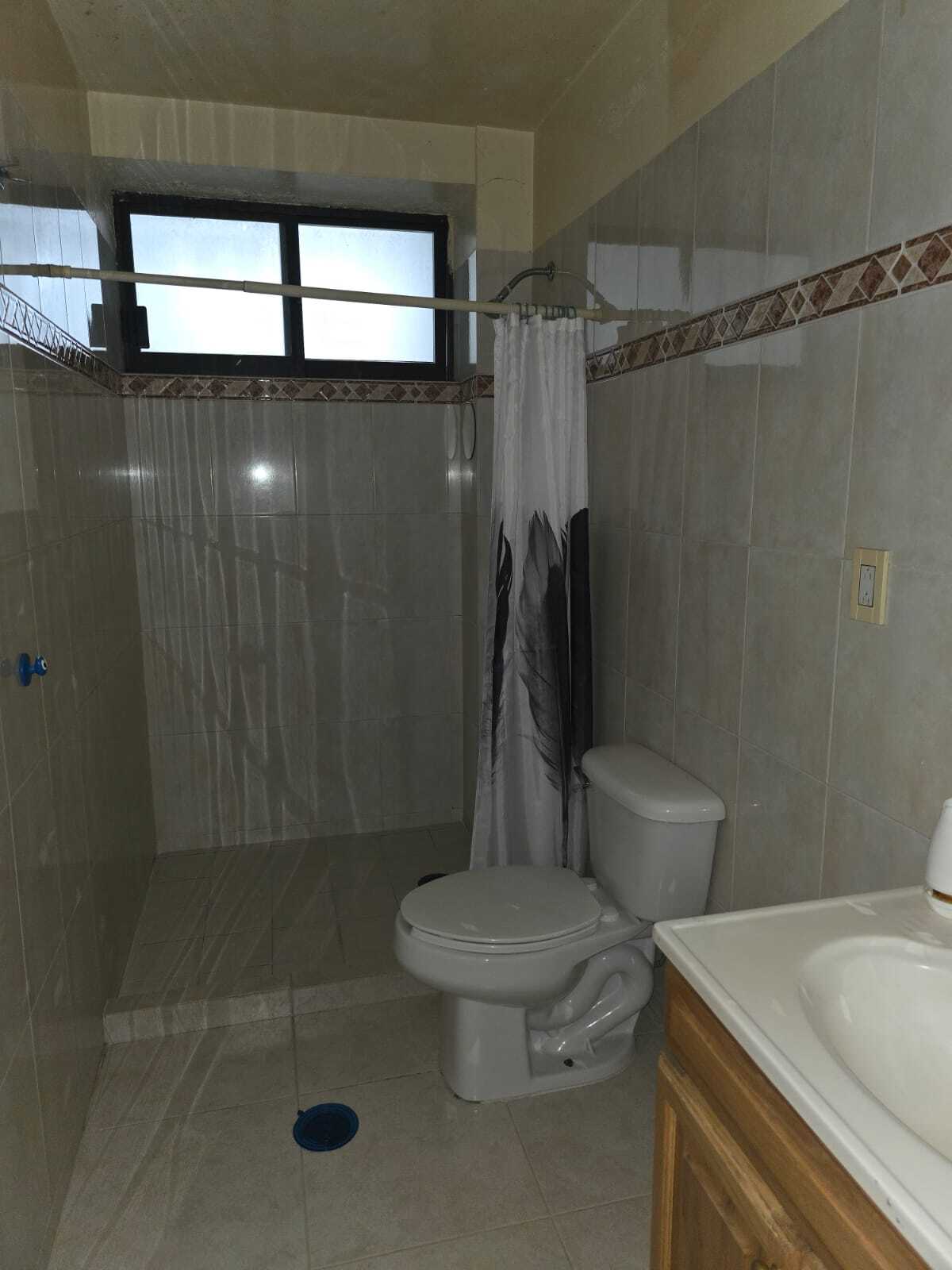 11 de 19: BAÑO SEGUNDA RECAMARA Y VISITAS