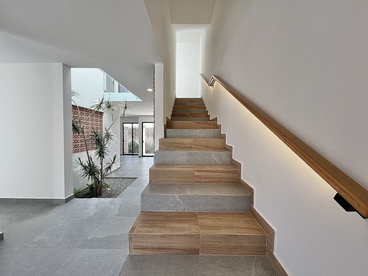 13 de 28: Escaleras con iluminación