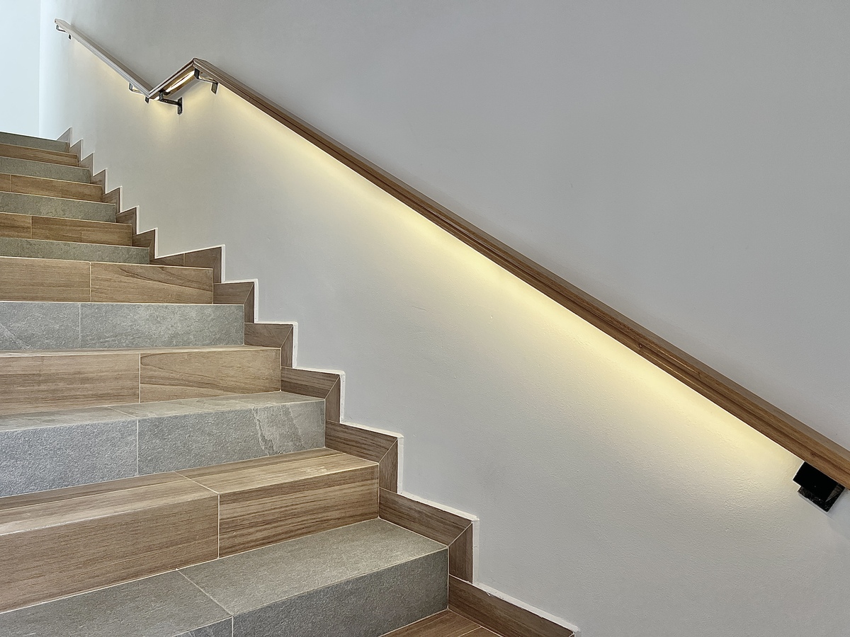 28 de 28: Escaleras con iluminación artificial