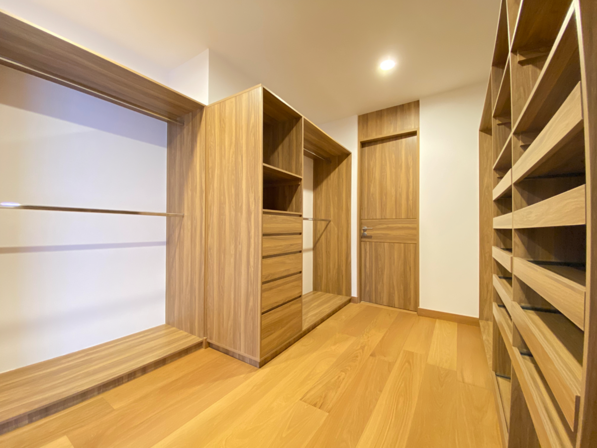 3 de 28: Walk-in closet recámara principal