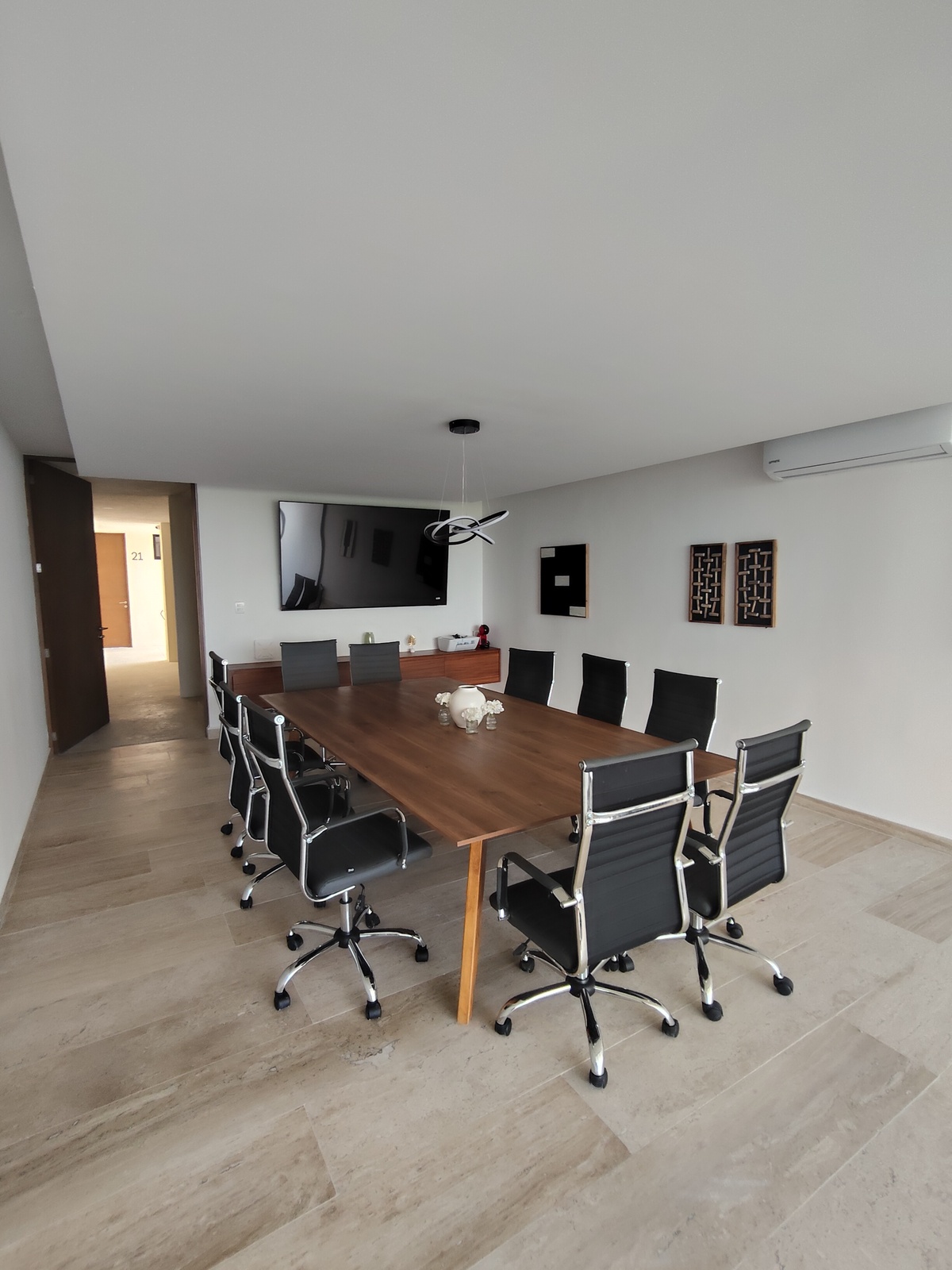 15 de 18: BUSINESS ROOM
