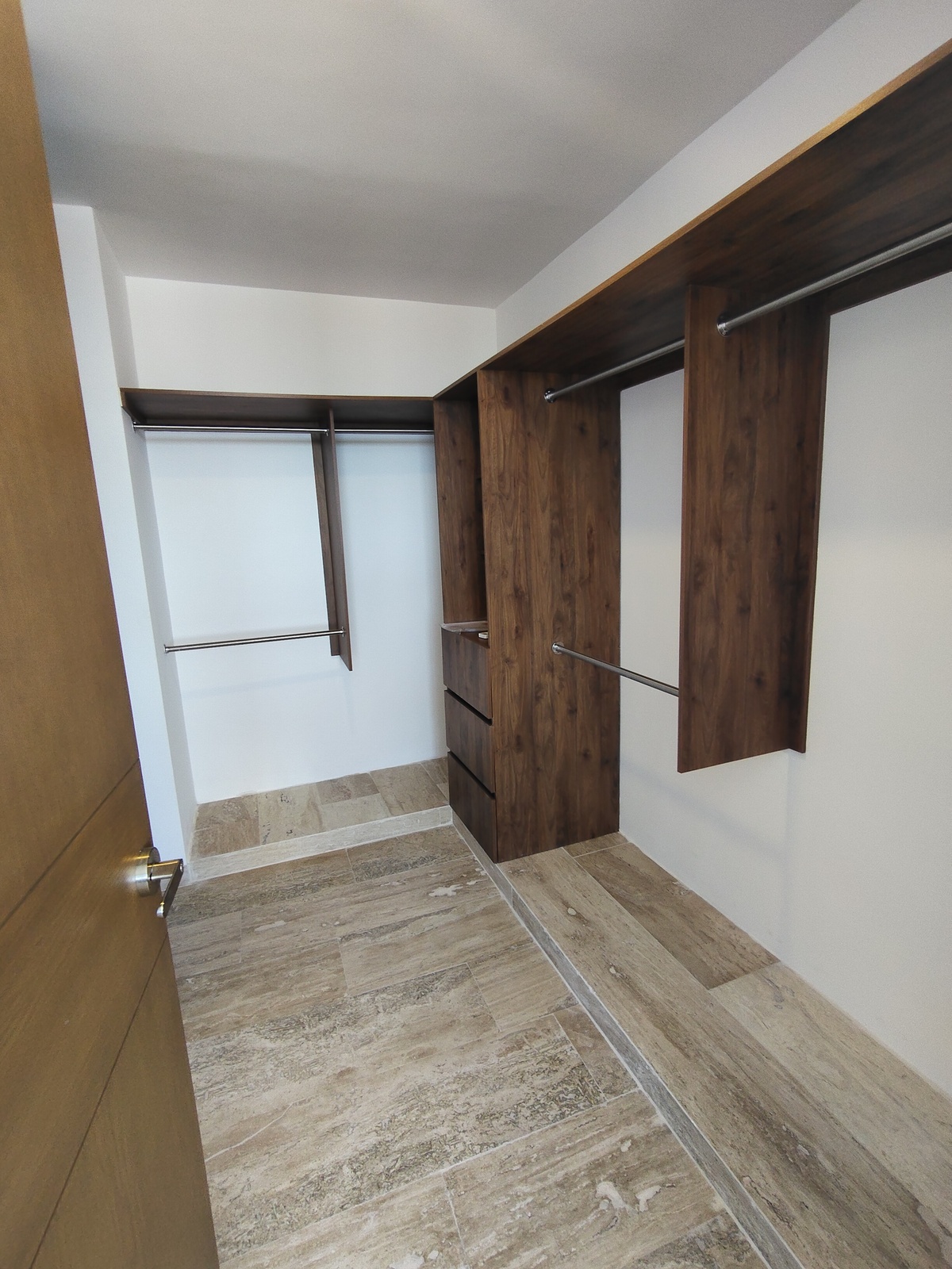 6 de 18: CLOSET VESTIDOR R.P.