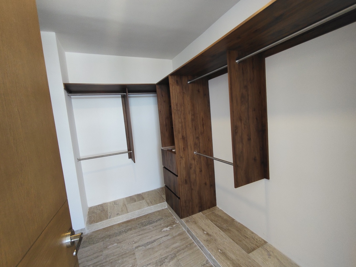 4 de 18: CLOSET VESTIDOR R.P.