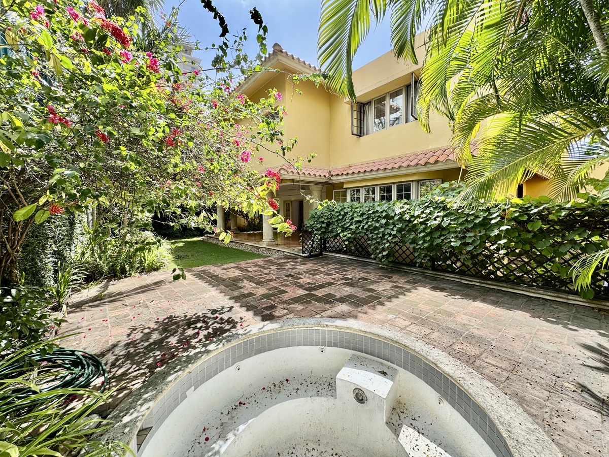 3 de 34: Patio con jacuzzi