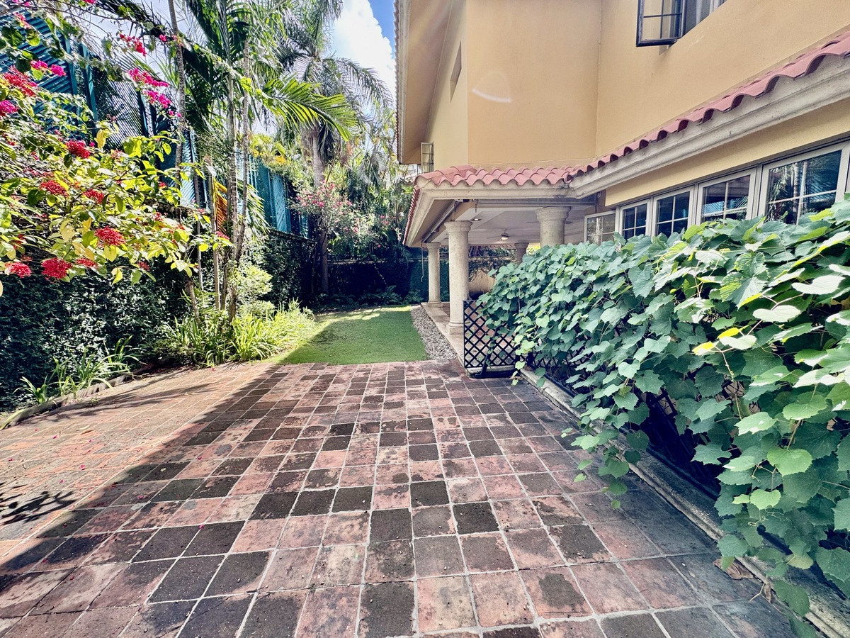 4 de 34: Patio