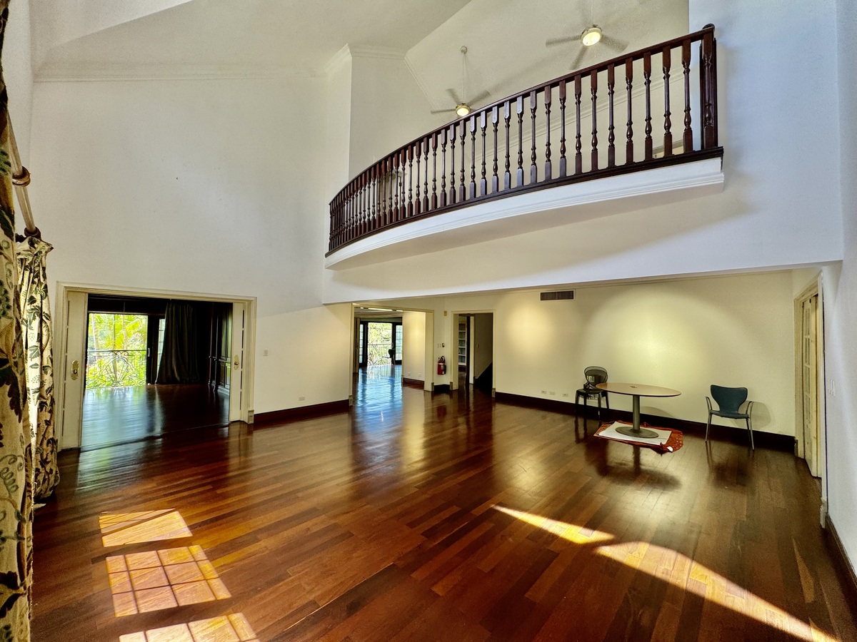 6 de 33: Sala con doble altura