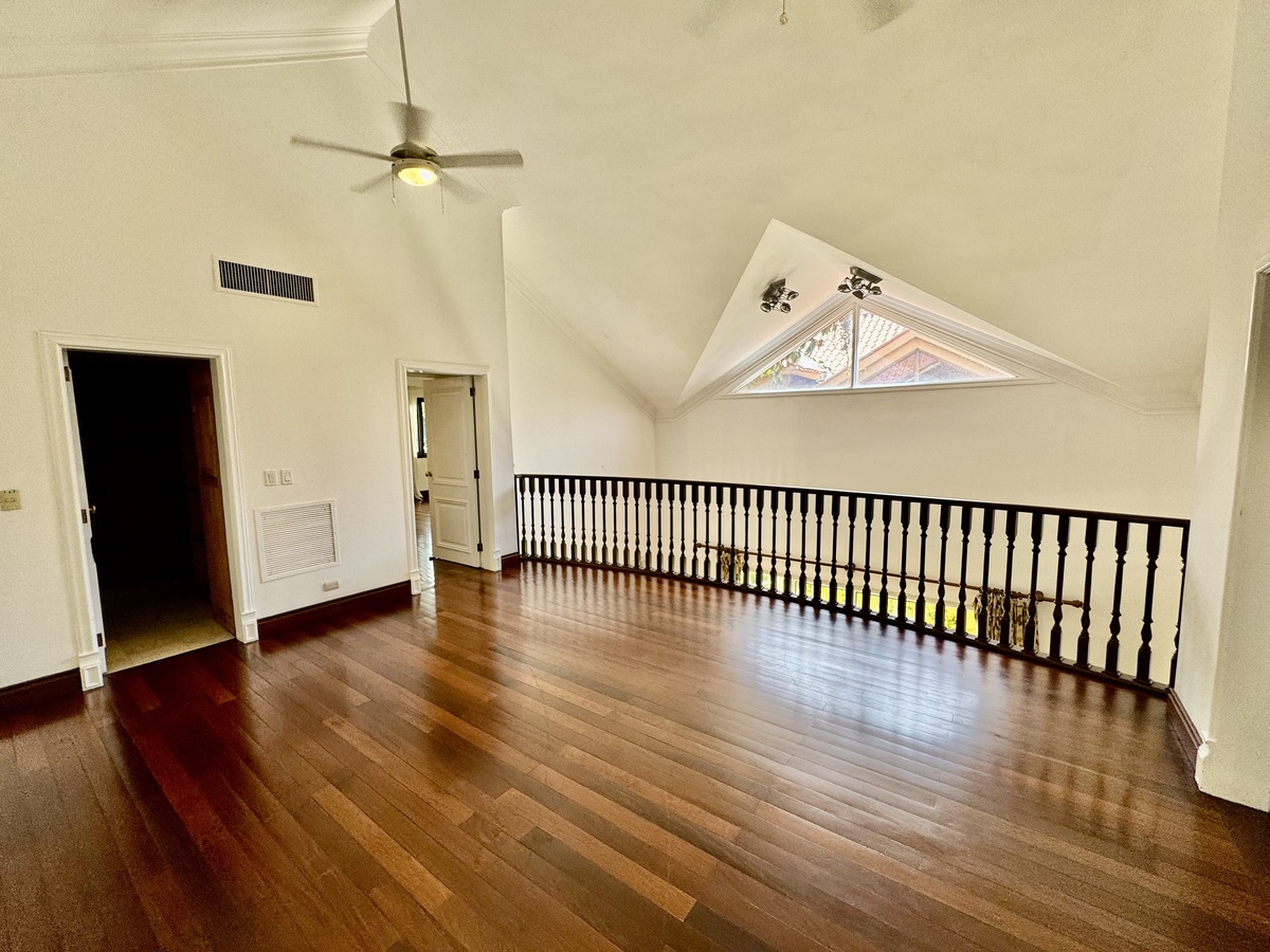 15 de 34: Family room en planta arriba