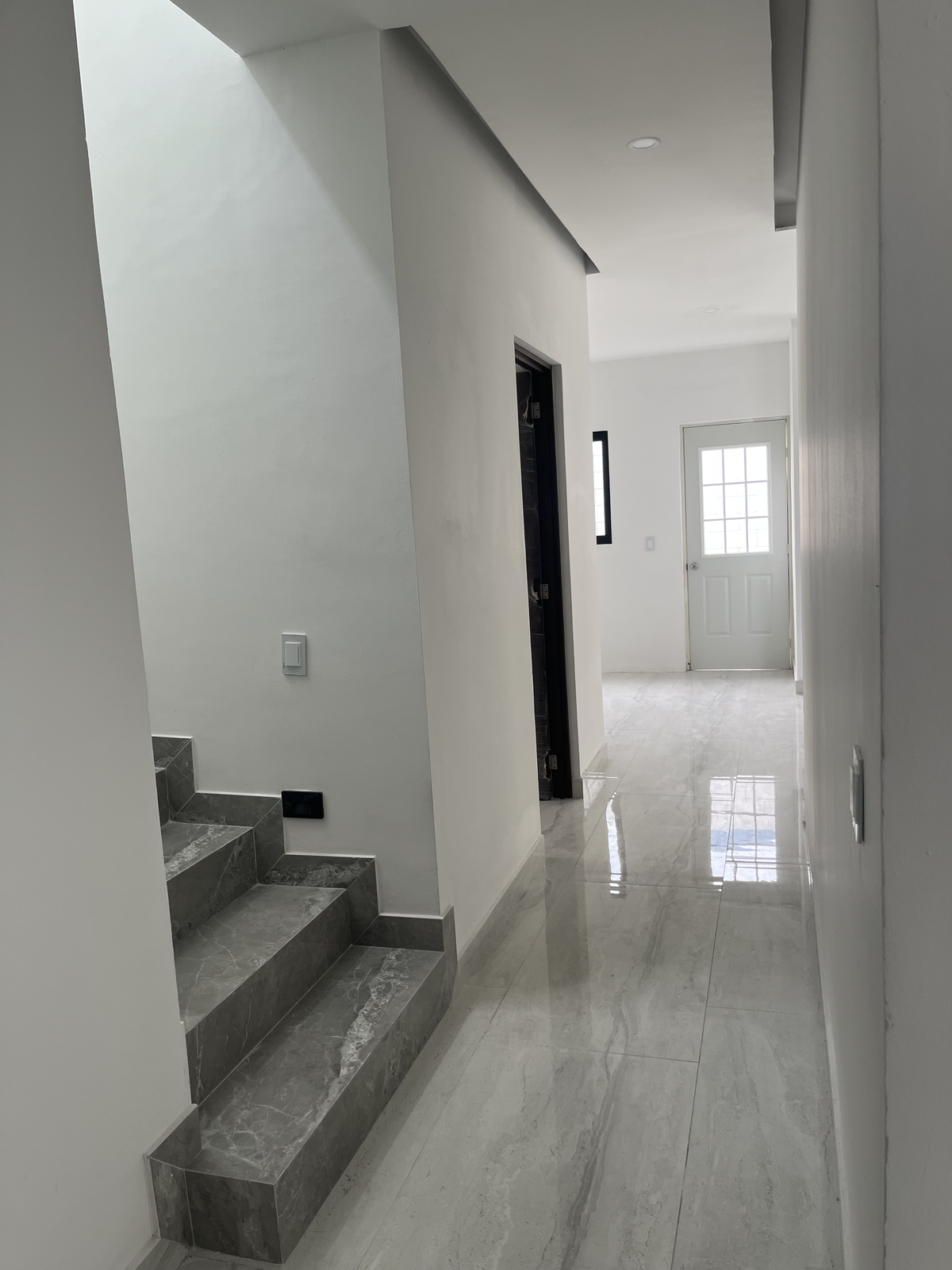 4 of 12: PASILLO ESCALERAS