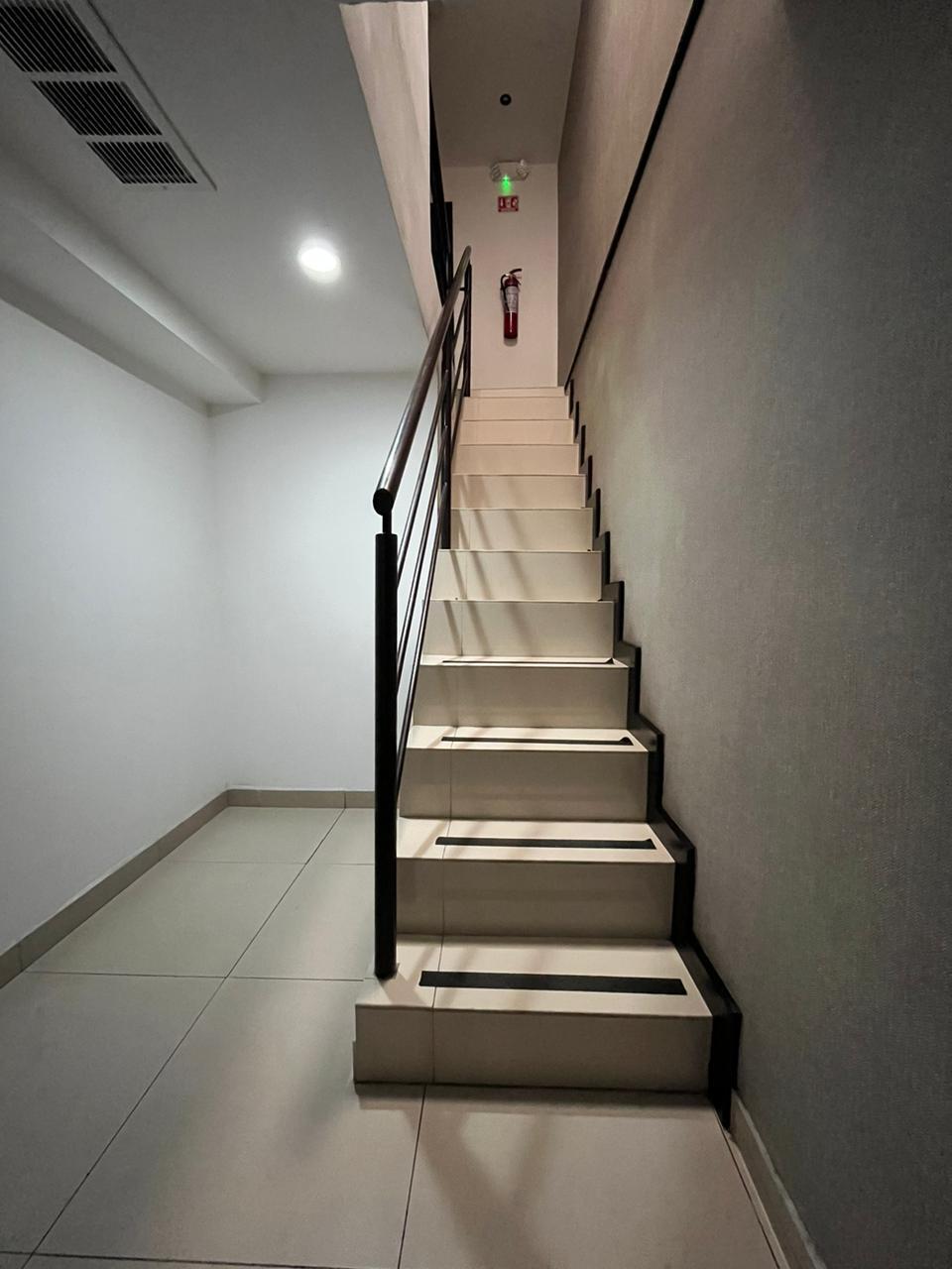 5 de 16: Acceso a Consultorios 5 y 6