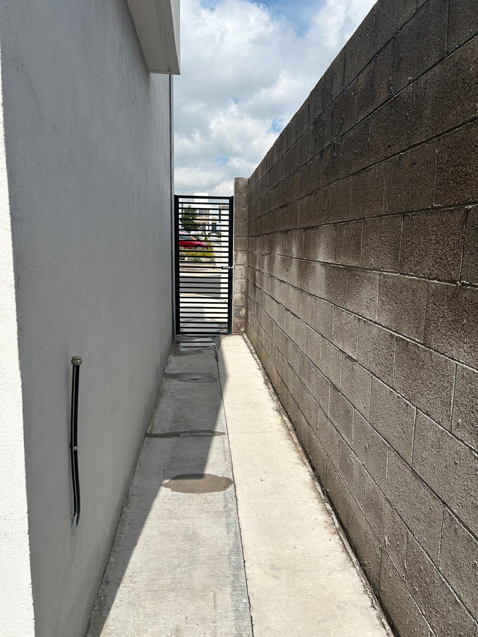 2 of 16: PASILLO DE SERVICIO