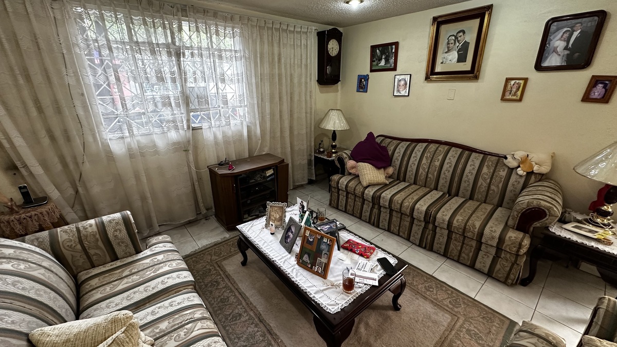 4 of 27: Sala