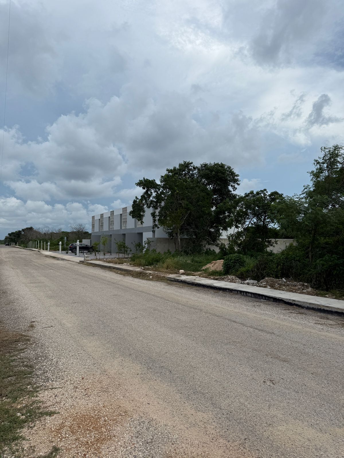 3 de 12: Cerca a un desarrollo de Townhouses