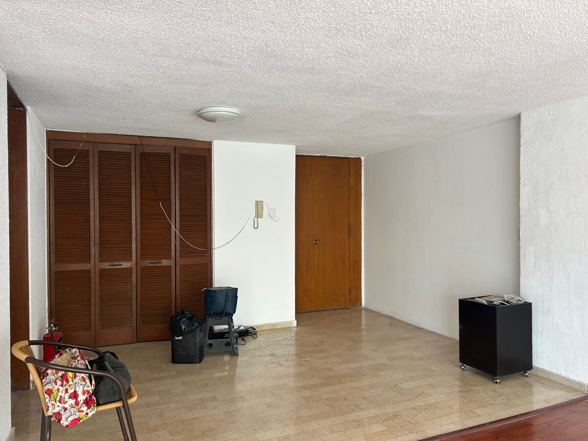 5 de 23: ENTRADA Y CLOSET DE BLANCOS