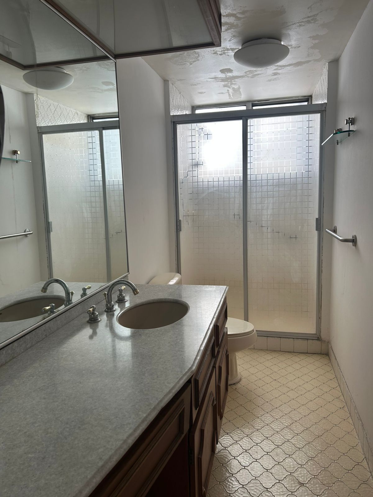 9 de 23: BAÑO PASILLO