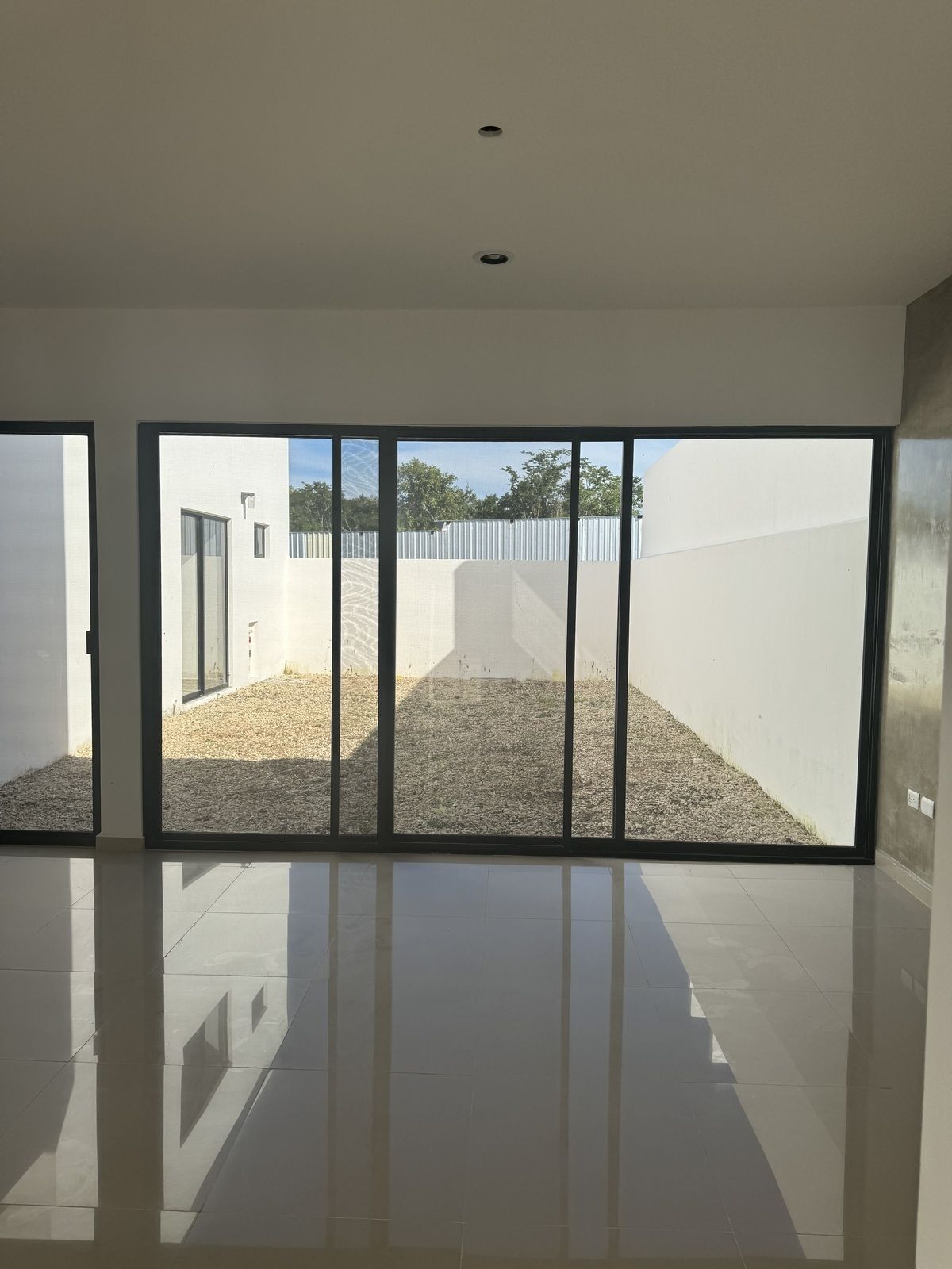 2 de 27: Sala y Jardín