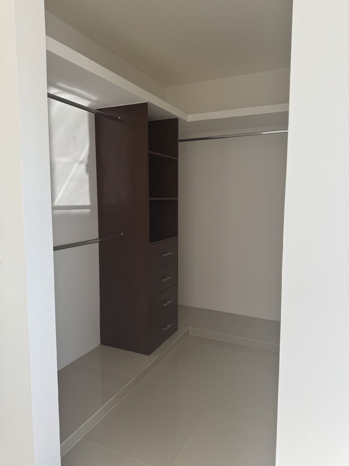 11 de 27: Clóset Vestidor Planta Baja