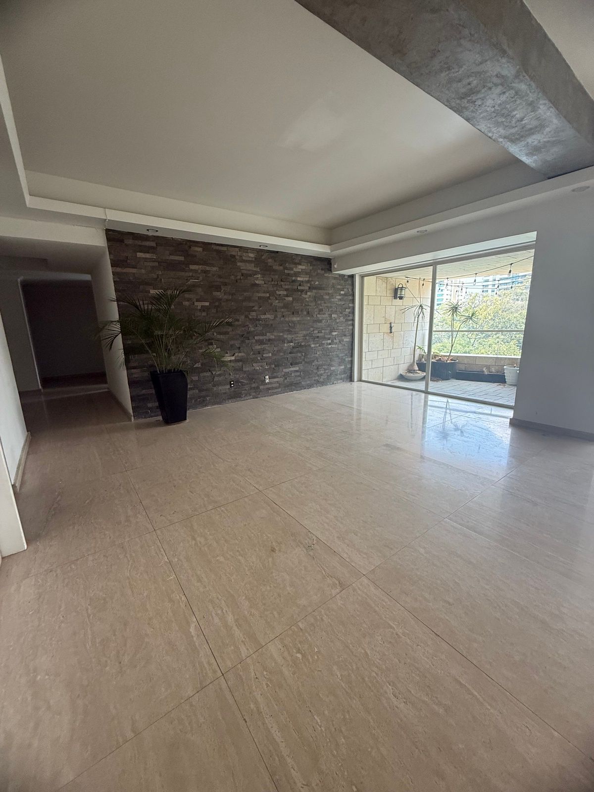 8 de 20: Estancia de sala comedor, se alcanza a ver la terraza