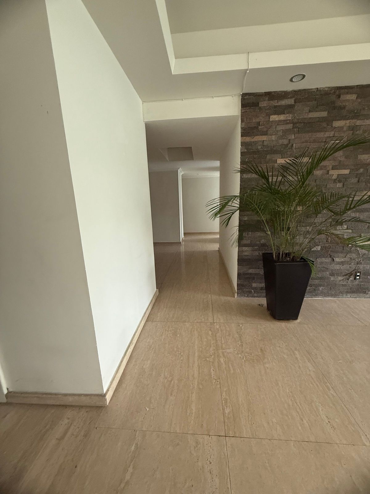 9 de 20: Pasillo que conduce al área de TV y habitaciones