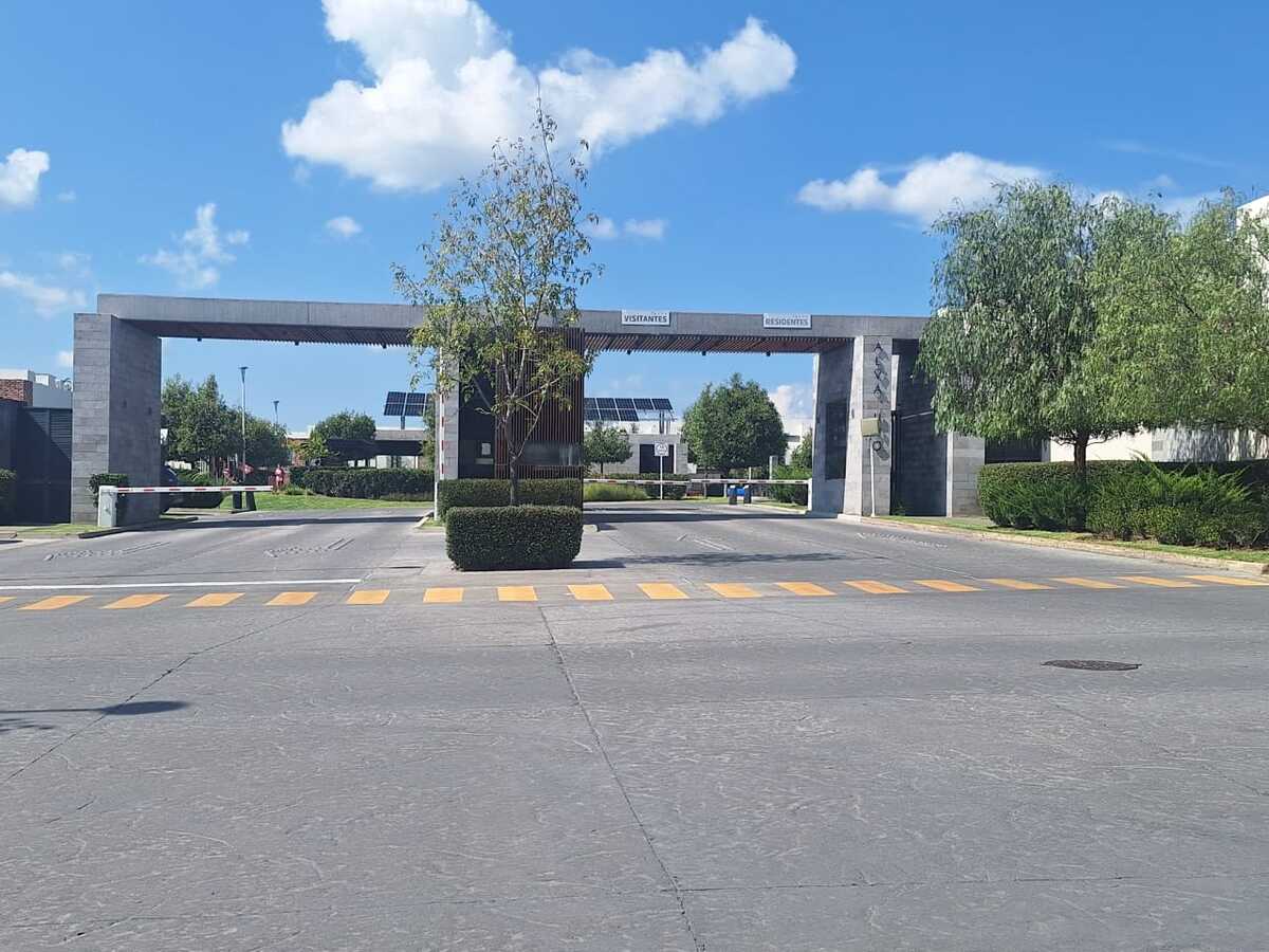 2 de 49: Entrada del coto
