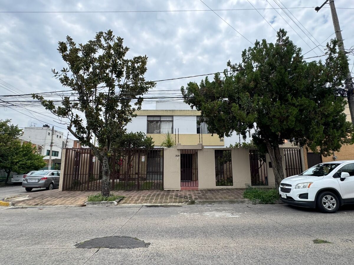 1 of 28: FACHADA PRINCIPAL EN ESQUINA