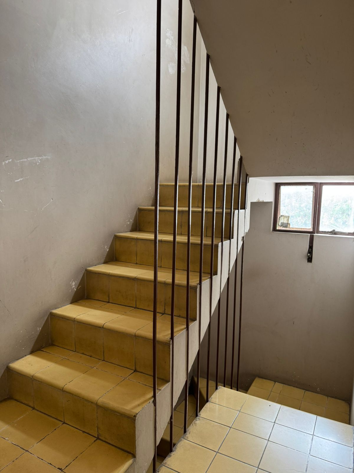 8 of 22: ESCALERA PARA SUBIR A CUARTO DE SERVICIO.