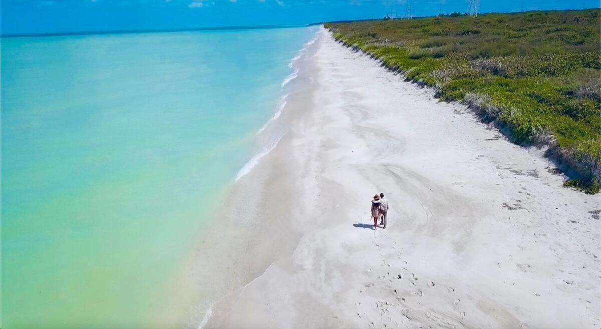 2 de 40: Pareja en la playa