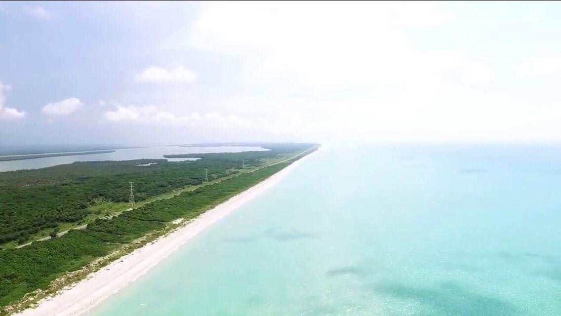 25 de 40: Imagen desde el drone de la playa