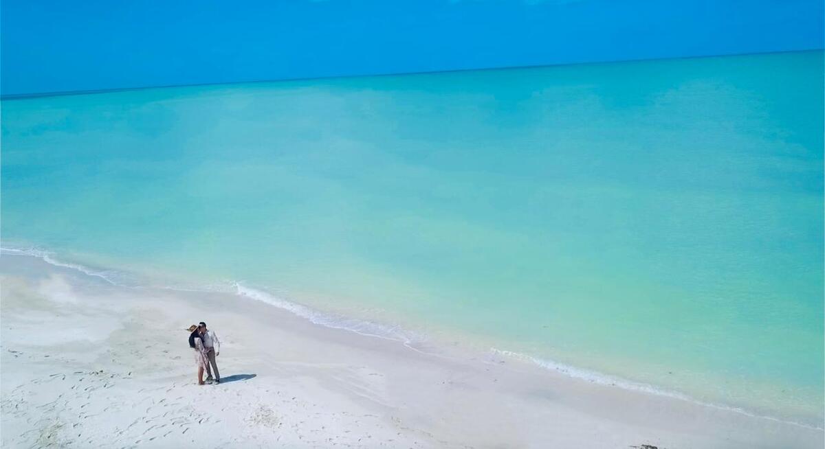 26 de 40: Pareja en la playa