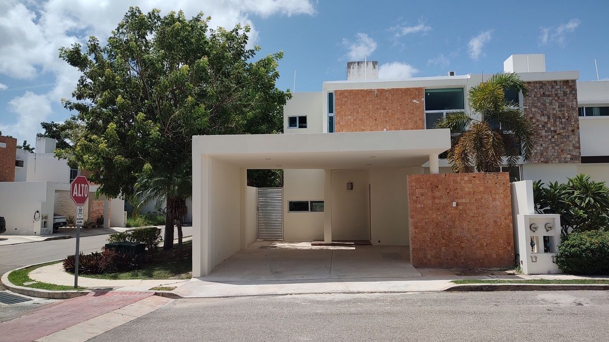 Casa en venta en privada en Mérida recámara en planta baja. Acepta Infonavit.