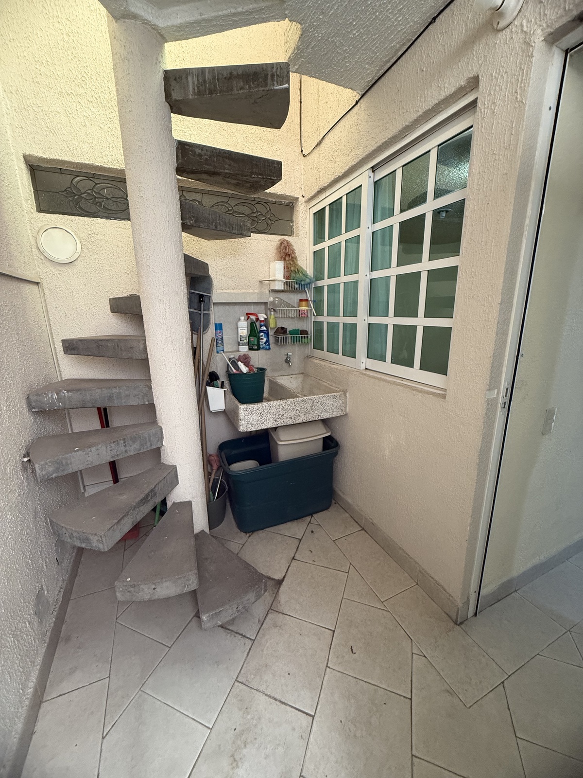 5 of 15: Patio de lavado con conexión para lavadora y secadora.