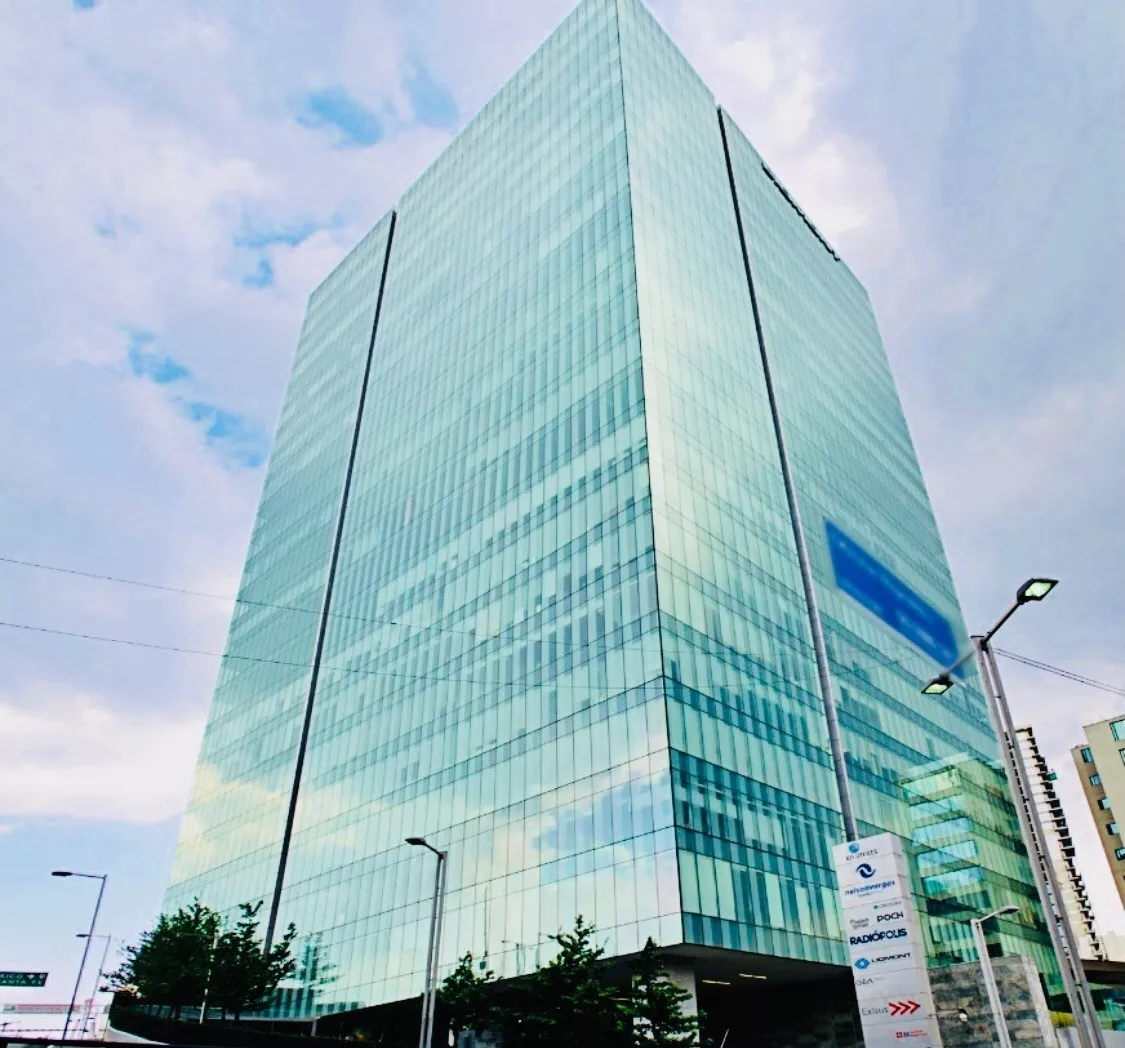1 of 13: Fachada Torre Porche