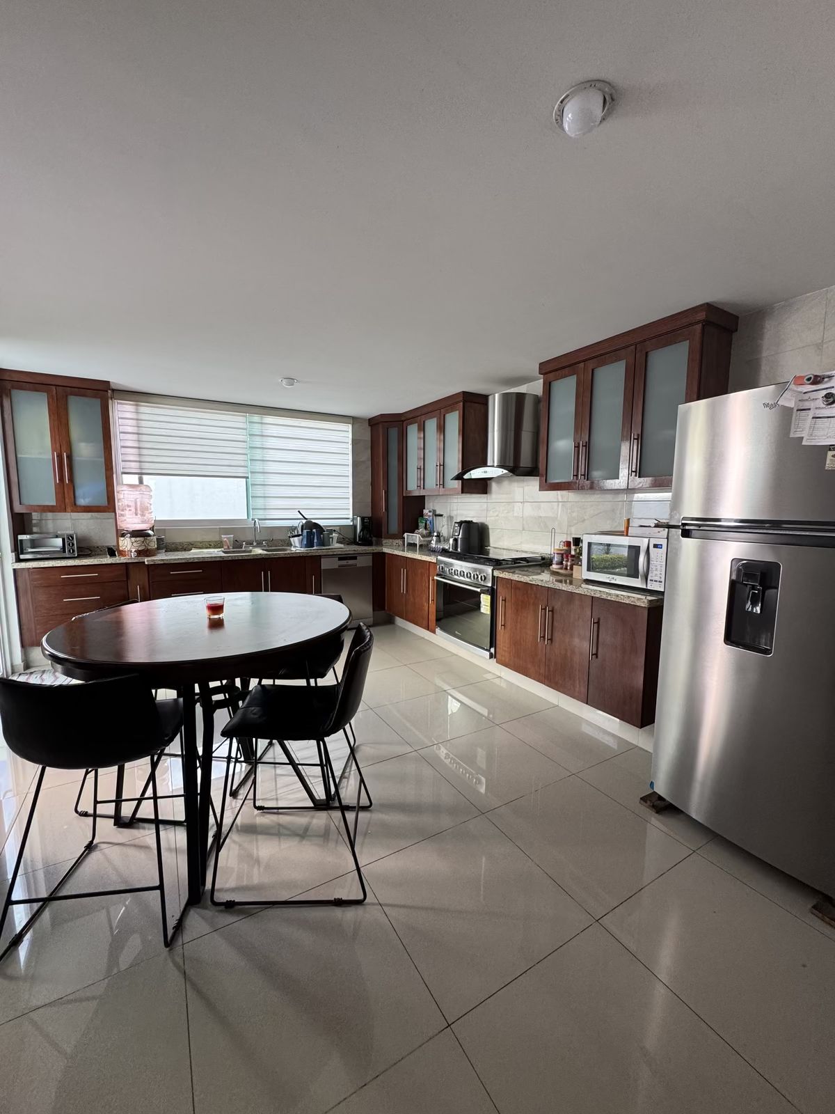 2 of 10: Cocina con desayunador