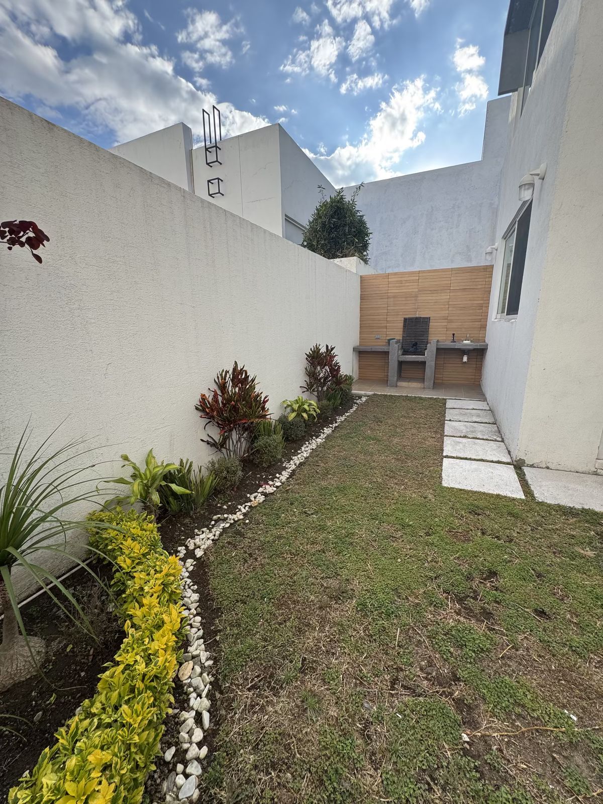 3 of 10: Jardín