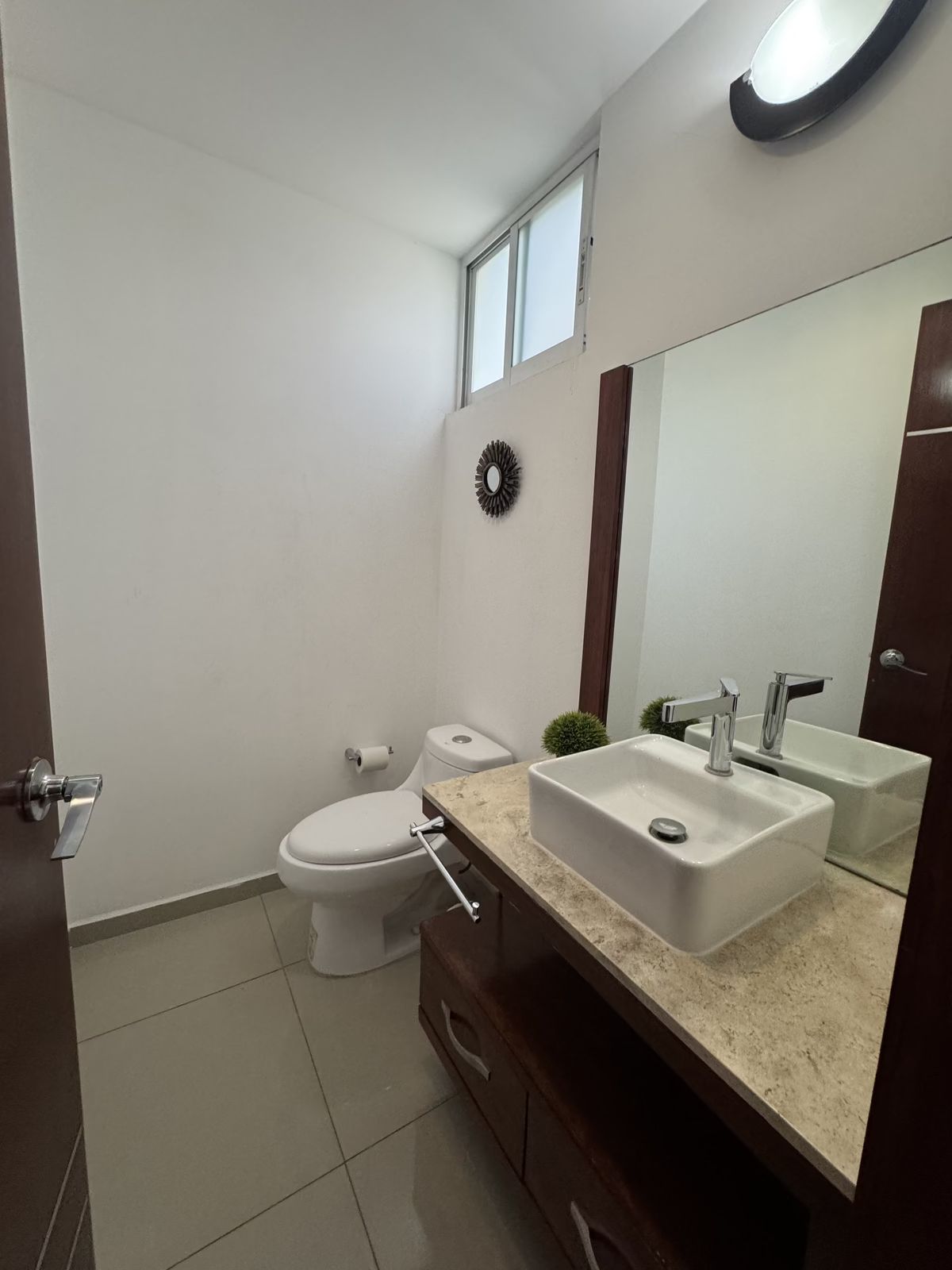 4 of 10: Medio Baño