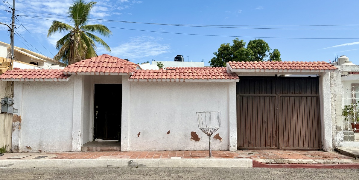 1 of 10: Frente Casa
