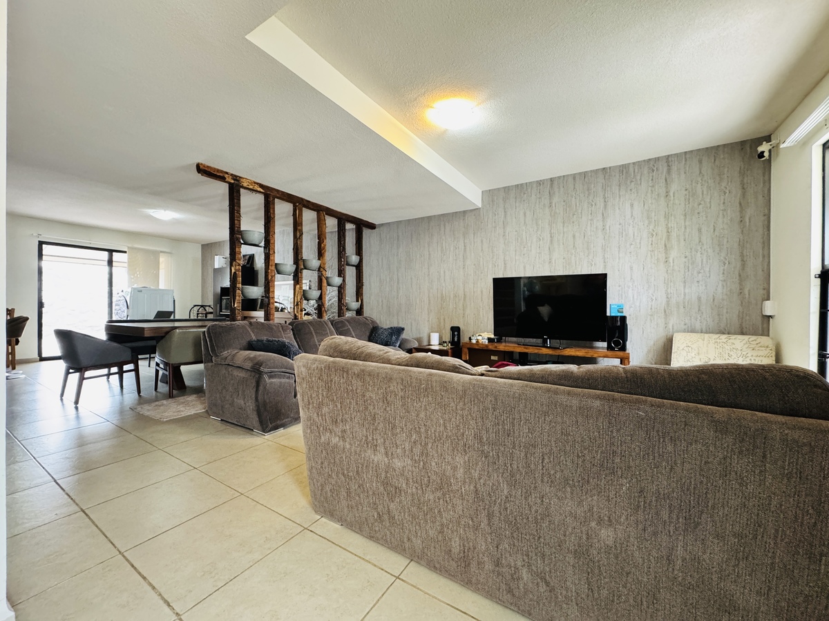 3 of 22: Sala
