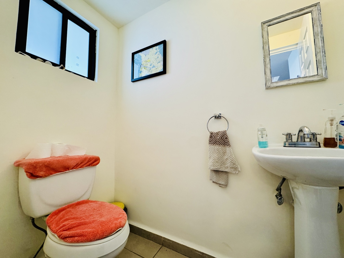 4 of 22: Medio baño