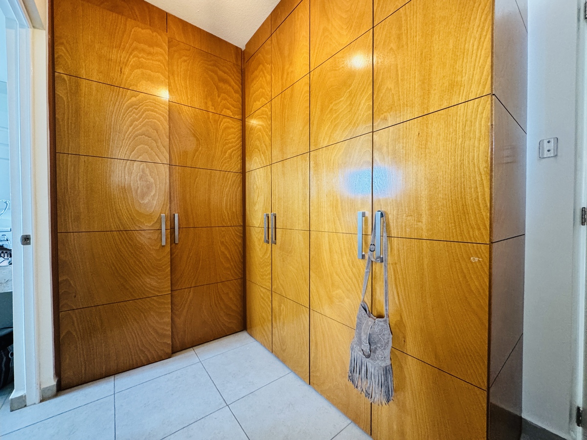 16 of 22: Vestidor
