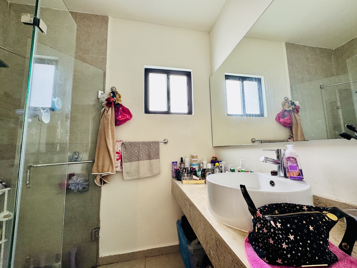 17 of 22: Baño privado de reecámara principal