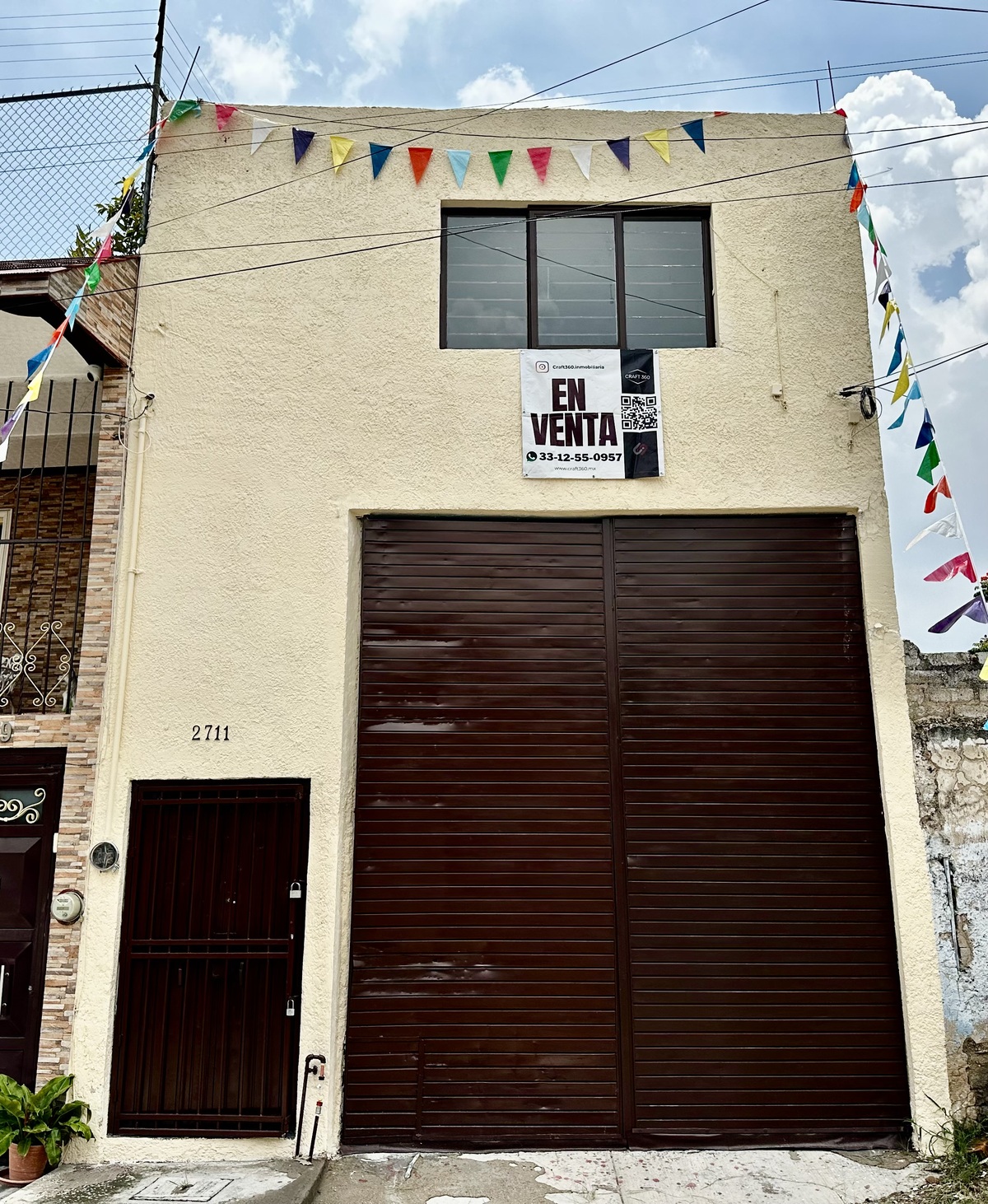 1 of 24: Fachada